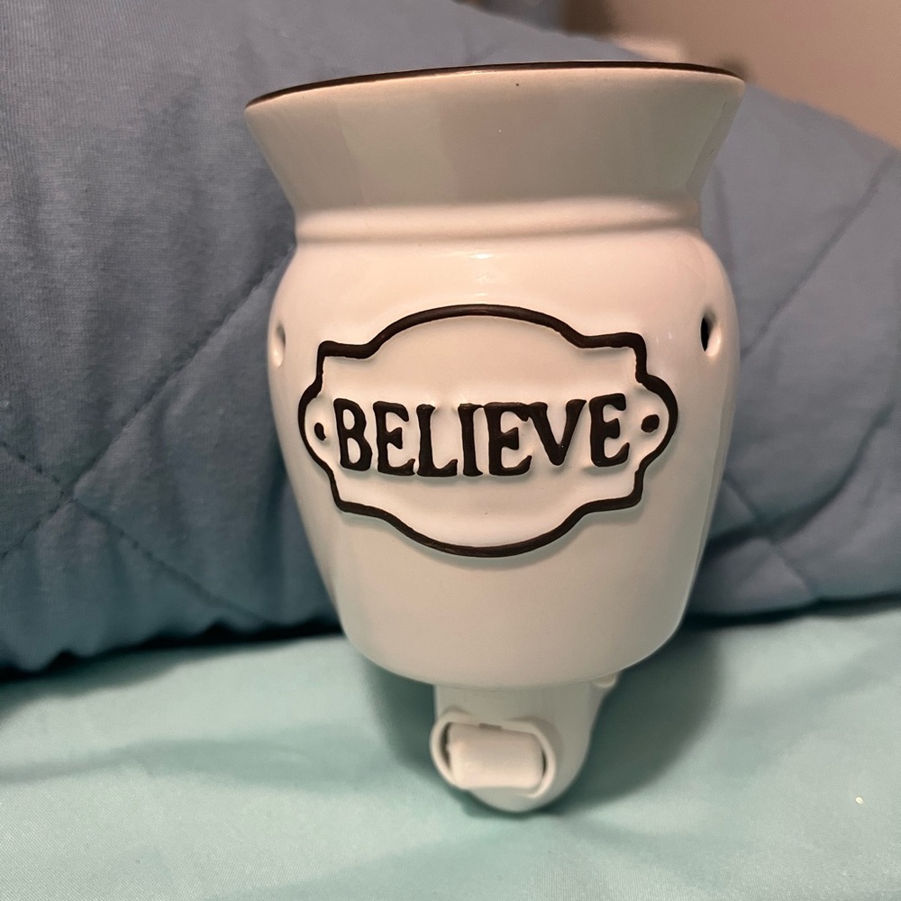 Scentsy Believe Wallplug Warmer with bulb